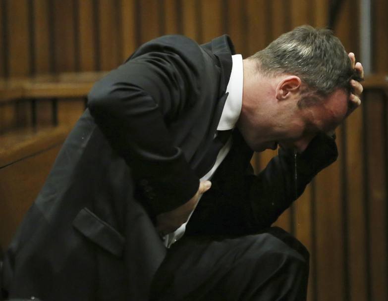Oscar Pistorius durante il processo che lo vede imputato per l&#39;omicidio della fidanzata Reeva Steenkamp, avvenuto il giorno di San Valentino 2013 (Reuters)